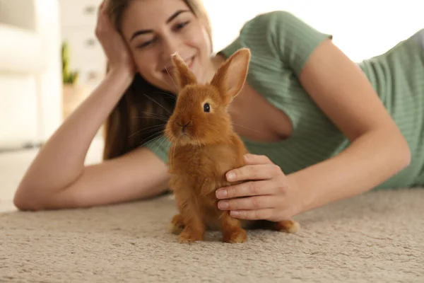 Mujer Joven Con Adorable Conejo Suelo Interior Hermosa Mascota — Foto de Stock