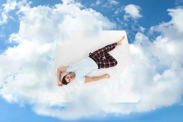 Młody Człowiek Śpiący Materacu Chmurach Ponad Widokiem — Zdjęcie stockowe
