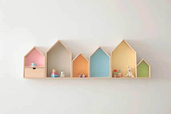 Beyaz Duvarda Oyuncaklar Olan Farklı Evler Tasarım — Stok fotoğraf