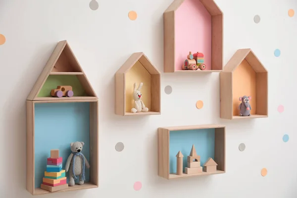 Beyaz Duvarda Oyuncaklar Olan Şık Bir Bebek Odası Tasarımı — Stok fotoğraf