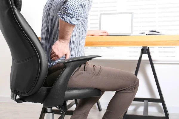 Hombre Que Sufre Dolor Espalda Lugar Trabajo Oficina Primer Plano —  Fotos de Stock