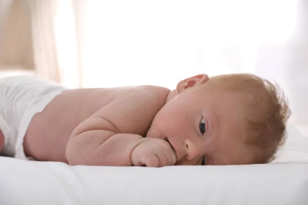 Cute Little Baby Leżące Łóżku Domu — Zdjęcie stockowe