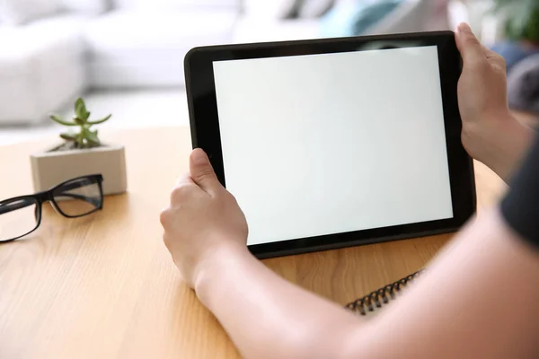 Femme Travaillant Avec Une Tablette Moderne Une Table Bois Gros — Photo