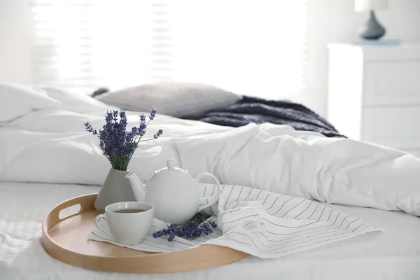 Tahta Tepside Bir Fincan Taze Çay Yatakta Güzel Lavanta Çiçekleri — Stok fotoğraf