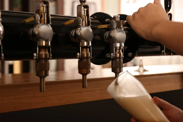 Barman Derramando Cerveja Fresca Vidro Pub Close — Fotografia de Stock