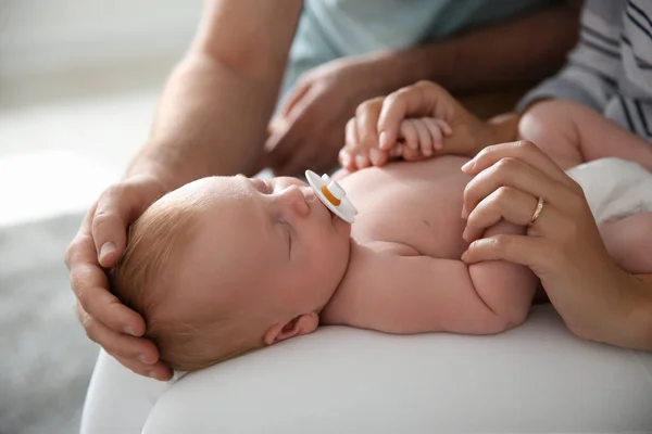 Pareja Con Bebé Recién Nacido Vista Cerca — Foto de Stock
