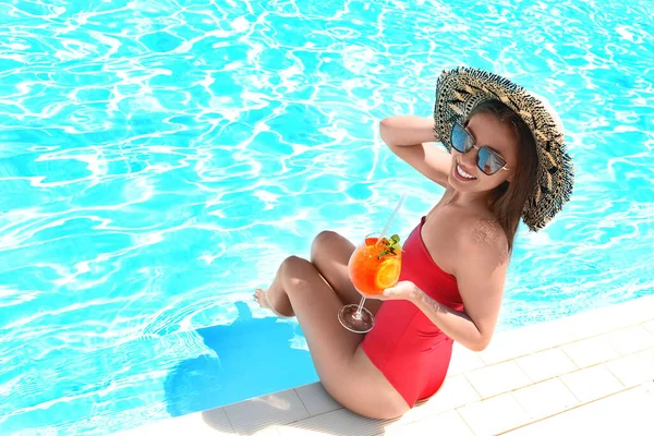 Kvinna Med Glas Uppfriskande Dryck Nära Poolen Plats För Text — Stockfoto