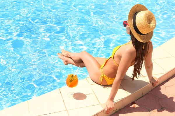 Mulher Com Copo Bebida Refrescante Perto Piscina — Fotografia de Stock