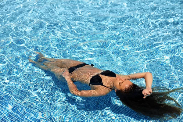 Mulher Bonita Nadando Piscina Férias — Fotografia de Stock