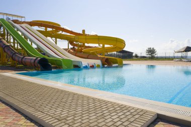 Su parkında yüzme havuzunun yanında renkli slaytlar