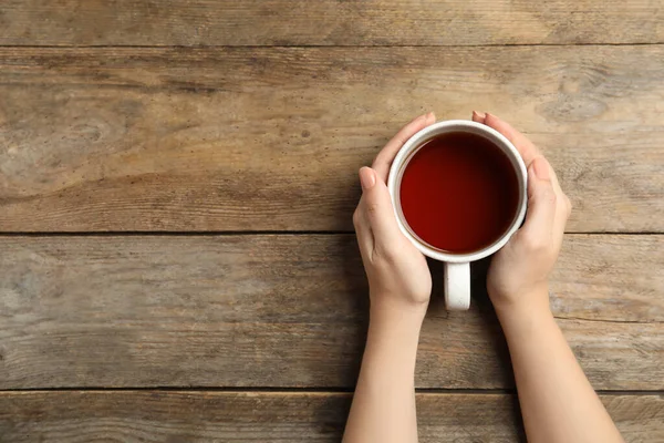 Femme Avec Une Tasse Thé Table Bois Vue Sur Dessus — Photo