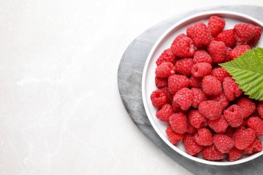 Işık masasında nefis taze olgun ahududular, üst manzara. Metin için boşluk