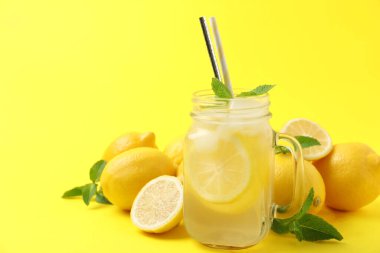 Sarı arka planda taze yapılmış doğal limonata. Yaz ferahlatıcı içecek