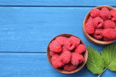 Lezzetli taze ahududular mavi ahşap masada, düz yerde. Metin için boşluk