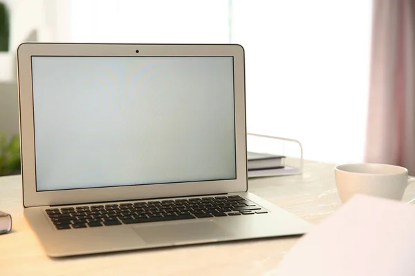 现代笔记本电脑和一杯咖啡放在室内的白桌上 设计空间 — 图库照片