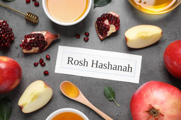 ROSH HASHANAH, Gri masa üzerinde elma, bal ve nar içeren kart, düz yatıyordu