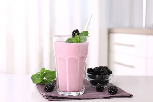 口感浓郁的黑莓奶昔 白桌上有新鲜的浆果 — 图库照片