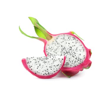 Beyaz arka planda lezzetli ejderha meyvesi (pitahaya)
