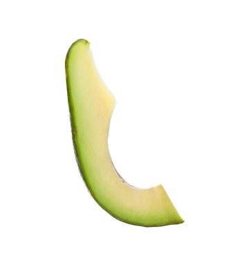 Beyaz üzerine izole edilmiş olgun avokado dilimi.