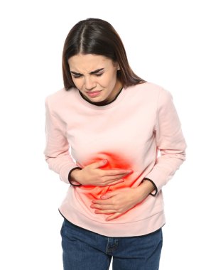 Karın ağrısından muzdarip genç bir kadın beyazlar içinde izole edilmiş.