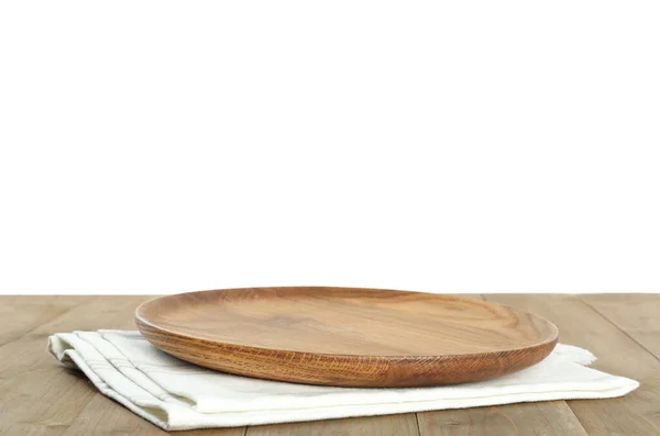 木制桌子上的空盘子和餐巾 — 图库照片