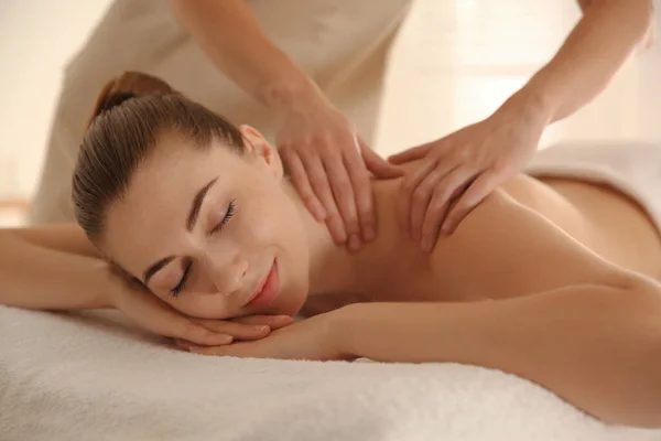 Mujer Joven Recibiendo Masaje Hombro Salón Spa — Foto de Stock