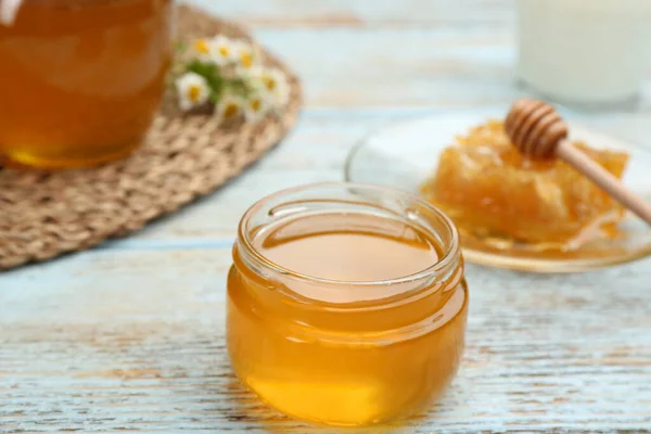 Smaklig Honung Ljusblått Träbord Närbild — Stockfoto