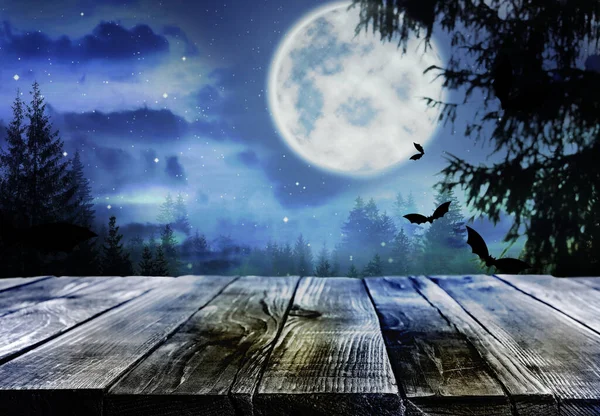 Ξύλινη Επιφάνεια Και Νυχτερίδες Πετούν Στο Νυχτερινό Ουρανό Πανσέληνο Απόκριες — Φωτογραφία Αρχείου