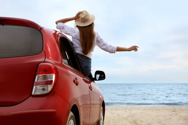 Lycklig Kvinna Lutar Sig Genom Bilfönstret Stranden Sommar Semester Resa — Stockfoto