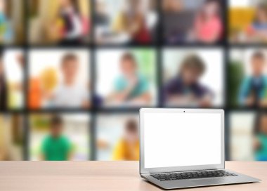 Koronavirüs karantinası sırasında uzak eğitim, online sınıf. Bulanık arkaplan karşısında modern dizüstü bilgisayar, metin için boşluk