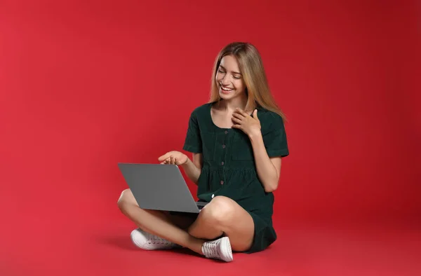 Mujer Joven Con Portátil Sobre Fondo Rojo — Foto de Stock