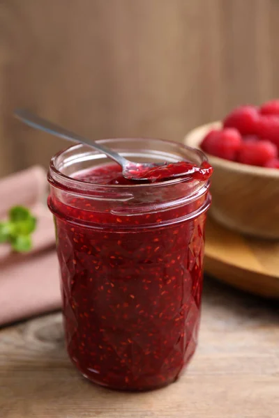 Deliciosa Mermelada Frambuesa Frasco Sobre Mesa Madera Primer Plano — Foto de Stock