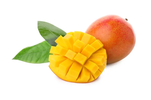 Ganze Und Geschnittene Reife Mangos Isoliert Auf Weiß Exotische Früchte — Stockfoto