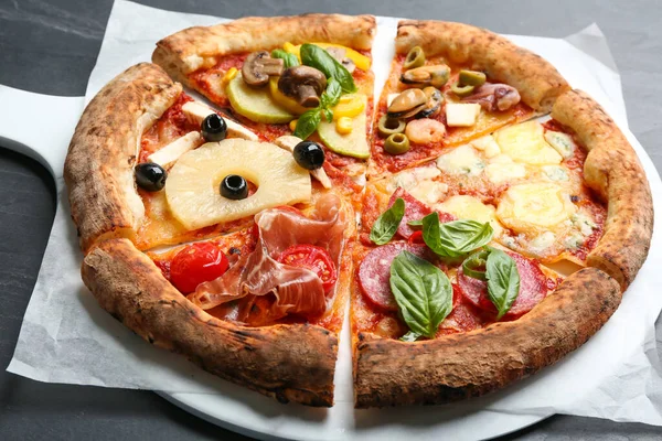 Snijwonden Van Verschillende Pizza Grijze Tafel Close — Stockfoto