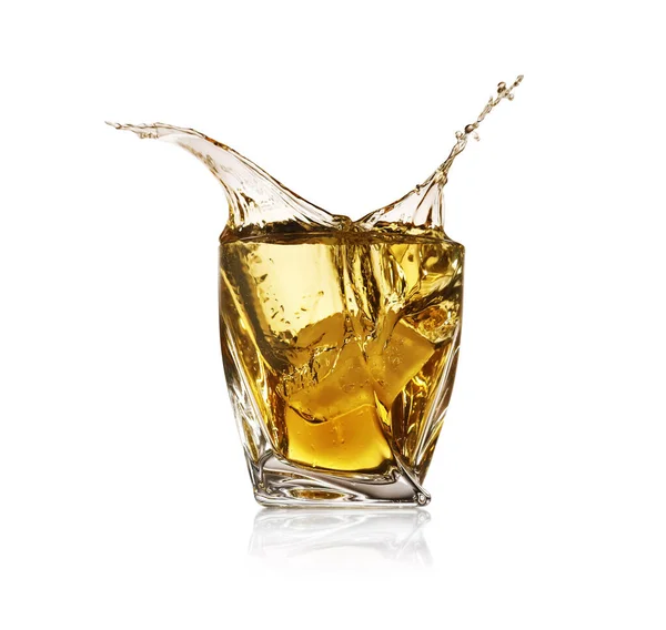 Whisky Spetterend Glas Witte Achtergrond — Stockfoto