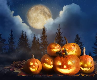 Ürkütücü Jack O Lantern balkabağı ve ürkütücü örümcek dolunayda dolunay altında