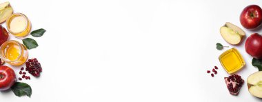 Bal, elma ve nar beyaz arka planda, düz yayılmış. Rosh Hashanah tatili