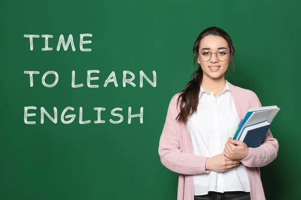 Mooie Leraar Buurt Van Groen Schoolbord Met Tekst Tijd Engels — Stockfoto