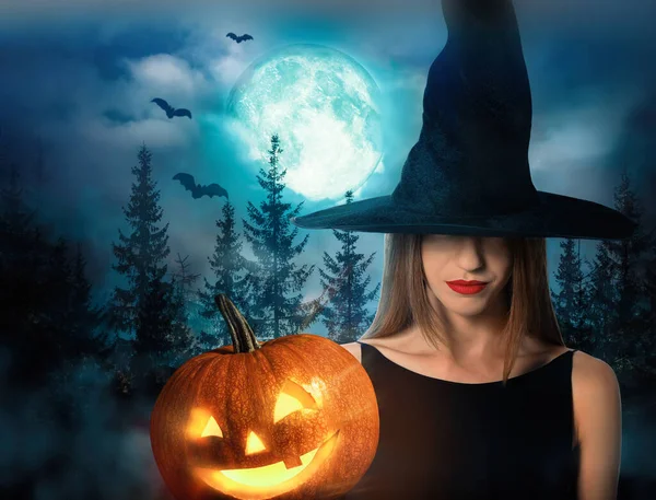 Schöne Junge Frau Trägt Hexenkostüm Für Halloween Party Auf Weißem — Stockfoto