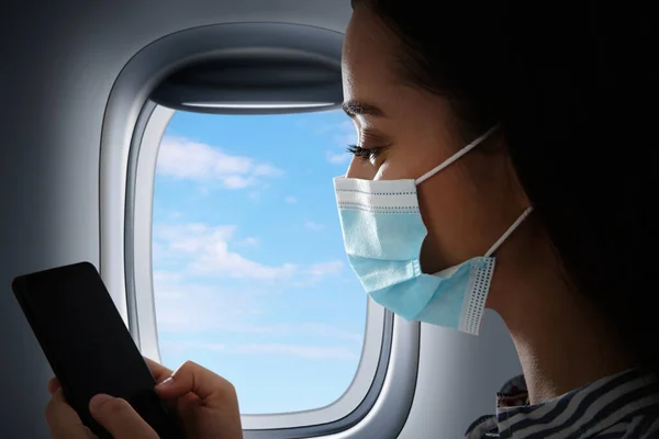 Viajar Avión Durante Pandemia Coronavirus Mujer Con Máscara Facial Teléfono — Foto de Stock