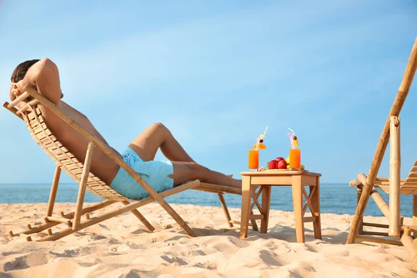 Hombre Feliz Descansando Playa Soleada Resort — Foto de Stock