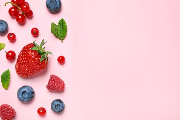 Mezcla Bayas Frescas Sobre Fondo Rosado Planas Espacio Para Texto — Foto de Stock