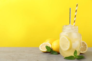 Açık gri masada nane şekerli taze limonata. Yaz ferahlatıcı içecek
