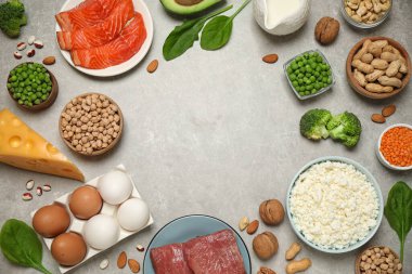 Işık tablosunda protein açısından zengin ürünlerin çerçevesi, düz