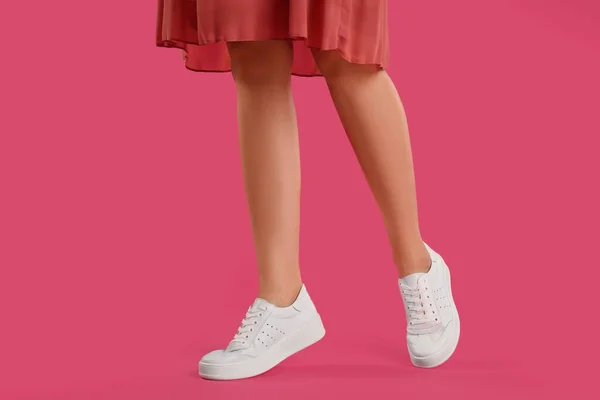 Mujer Con Zapatos Sobre Fondo Rosa Primer Plano — Foto de Stock