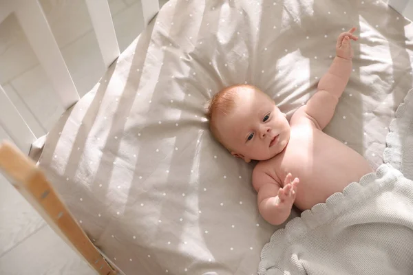 Schattig Klein Kind Liggend Kinderbedje Boven Het Zicht Gezonde Baby — Stockfoto