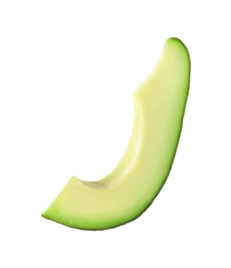 Beyaz üzerine izole edilmiş olgun avokado dilimi.