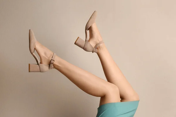 Mulher Usando Sapatos Elegantes Fundo Bege Close — Fotografia de Stock