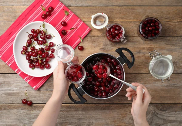 Femme Mettant Délicieuses Cerises Marinées Dans Bocal Table Bois Vue — Photo