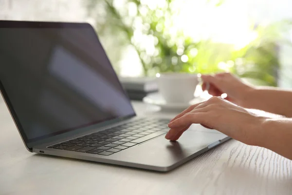 Donna Che Lavora Con Computer Portatile Moderno Tavolo Legno Bianco — Foto Stock